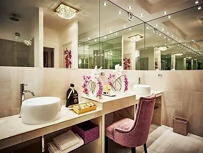 The Hotel Rom